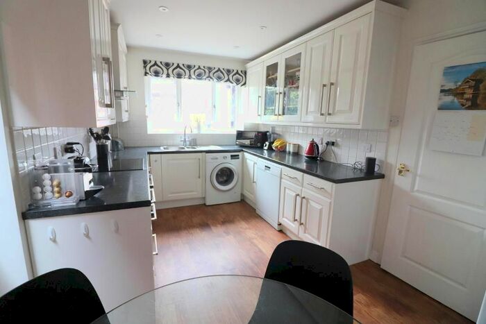 4 Bedroom Detached House For Sale In Launton Close, Luton, Bedfordshire, LU3