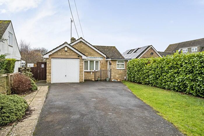 3 Bedroom Detached Bungalow To Rent In Burford Road, Carterton, OX18