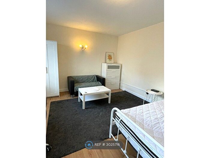 1 Bedroom Flat To Rent In Courtfield House, London, EC1N