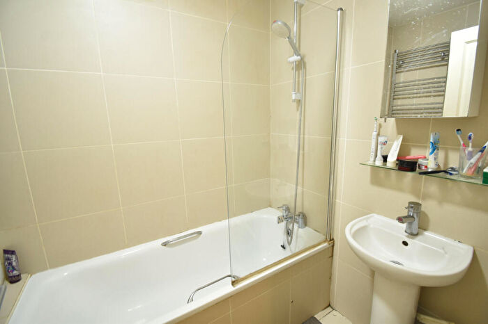 3 Bedroom Apartment To Rent In Seven Sisters Road, London, N7