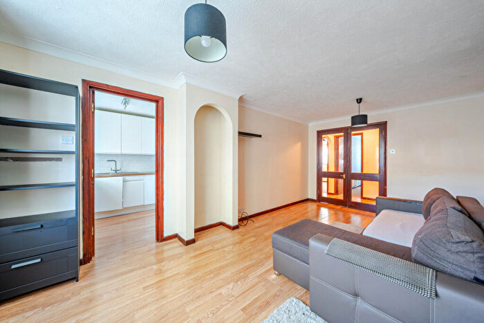 2 Bedroom Flat To Rent In Lowry Crescent, Mitcham, CR4