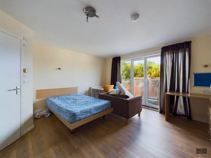 1 Bedroom Flat To Rent In Looe Road, Exeter, EX4