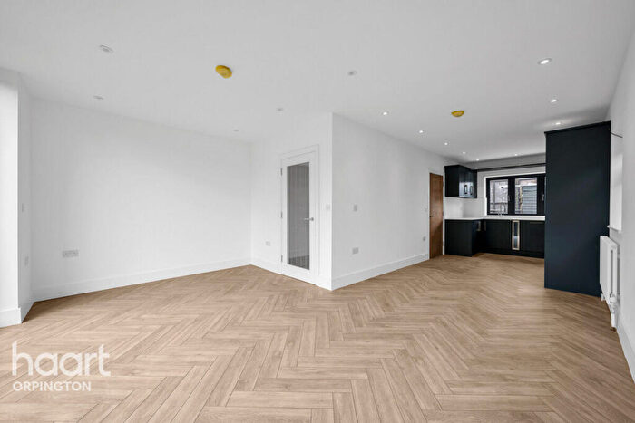 4 Bedroom Semi-Detached House For Sale In Sevenoaks Way, Orpington, BR5