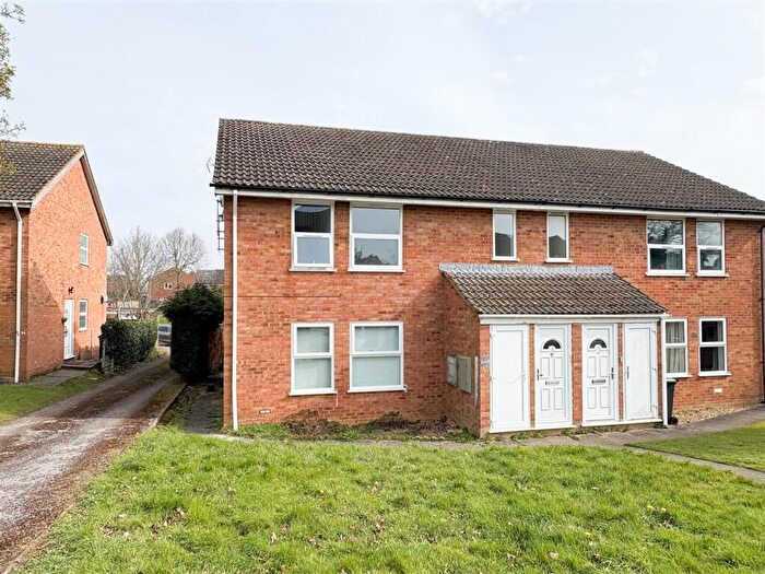 2 Bedroom Maisonette To Rent In Delamere Gardens, Linslade, LU7