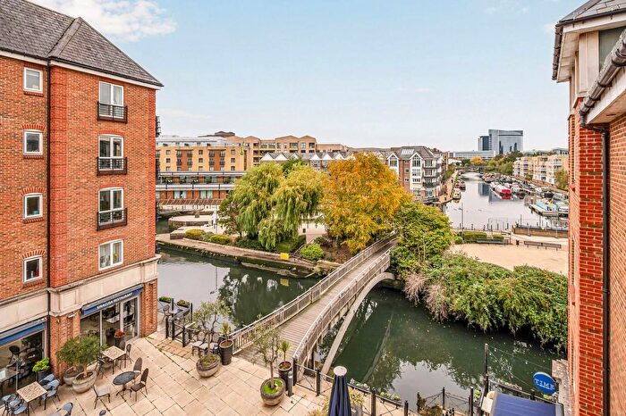 3 Bedroom Flat To Rent In High Street, Brentford, TW8