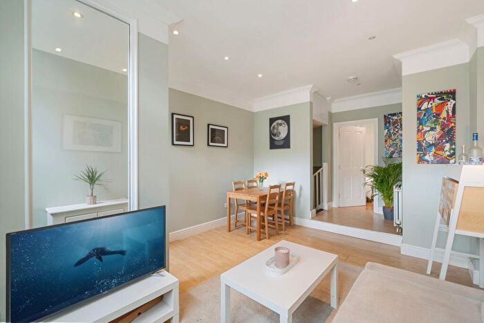 1 Bedroom Maisonette For Sale In Wightman Road, London, N4