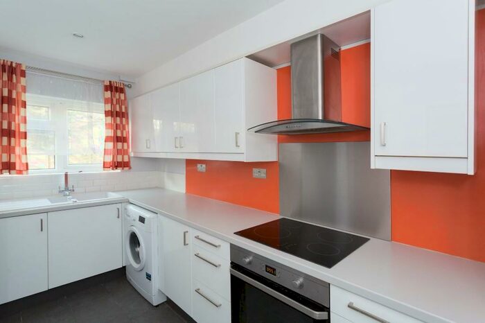 2 Bedroom Flat To Rent In St. Stephens Close, London, E17