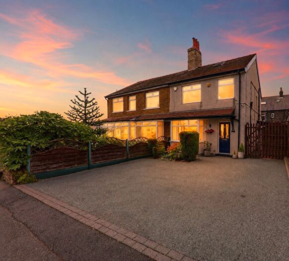 3 Bedroom Semi-detached House For Sale In Billingwood Drive, Leeds, LS19