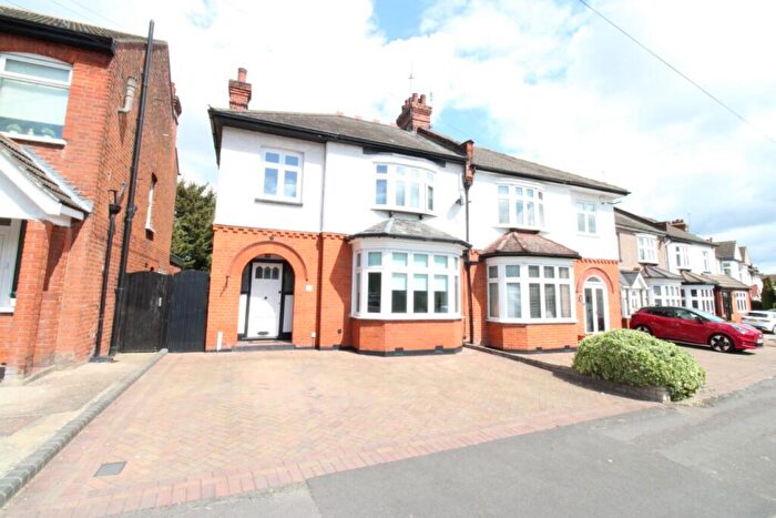 3 Bedroom Semi-Detached House For Sale In Howard Road, Upminster, Essex, RM14