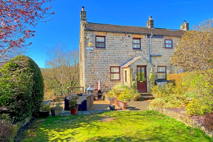 3 Bedroom Cottage For Sale In Heatherdale Mews, Summerbridge, Harrogate, HG3