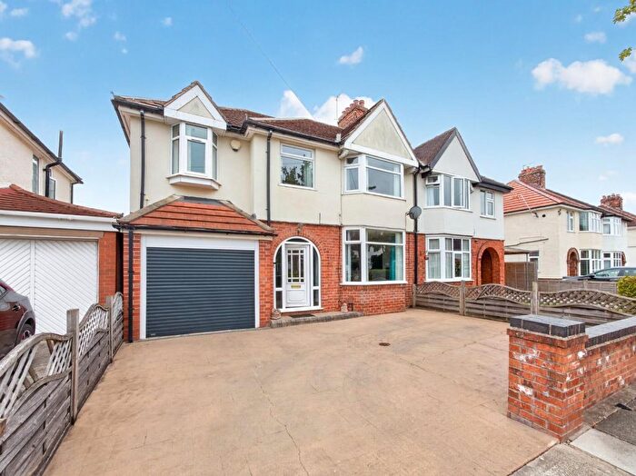 5 Bedroom Semi Detached House For Sale In Elmfield Avenue, York, YO31