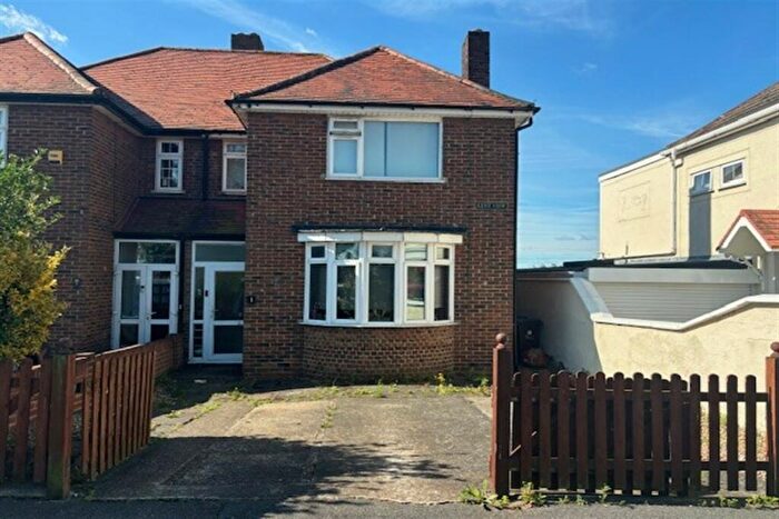 3 Bedroom Semi-Detached House To Rent In Bedroom Semi Detached House In Rainham, RM13