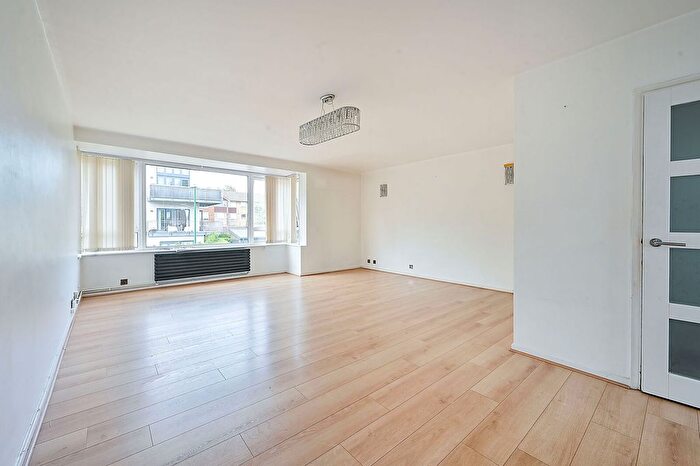 3 Bedroom Flat To Rent In Stanley Road, Sutton, SM2