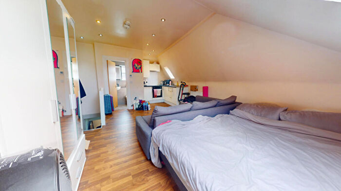 Flat To Rent In Bacon Street, London, E1