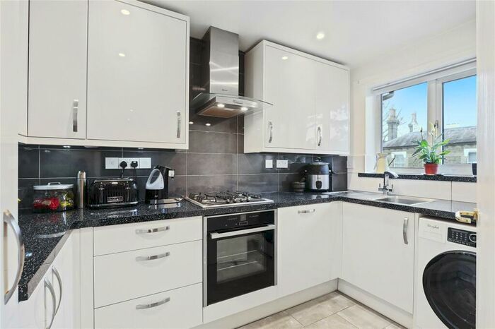 2 Bedroom Flat To Rent In Roma Court, Wandsworth Common, SW12