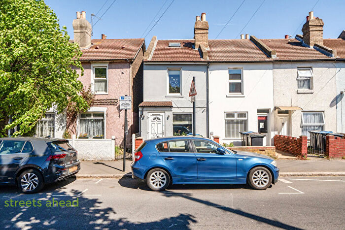 3 Bedroom Semi-Detached House For Sale In Canterbury Road, Croydon, CR0