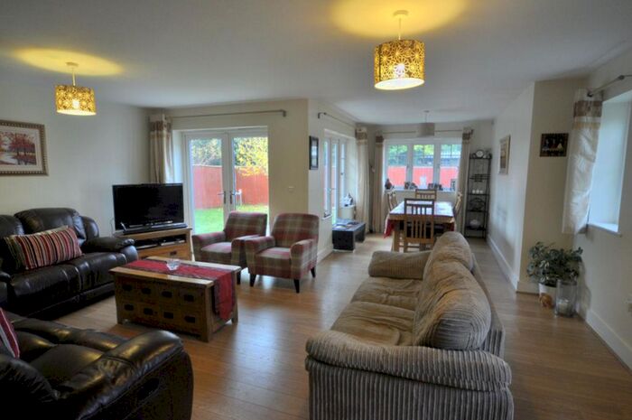 4 Bedroom Detached House To Rent In Oakley Gardens, Maidenhead, SL6