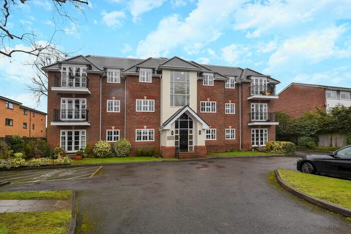 2 Bedroom Flat To Rent In Henley Lodge, Rydens Road, Walton-On-Thames, KT12