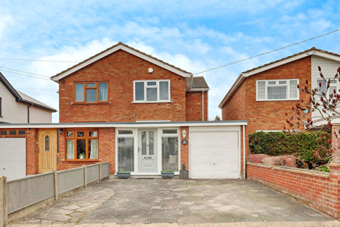 3 Bedroom Semi-Detached House For Sale In High Elms Road, Hockley, SS5