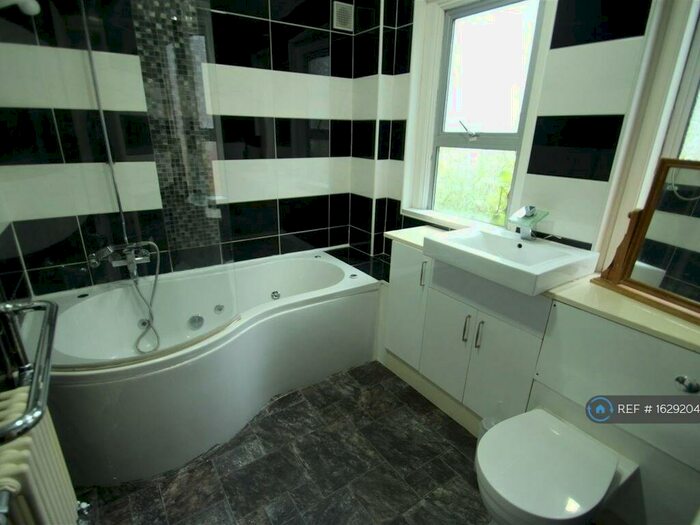 5 Bedroom Semi-Detached House To Rent In Houlditch Road, Leicester, LE2