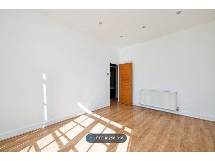 2 Bedroom Flat To Rent In Colvestone Crescent, London, E8