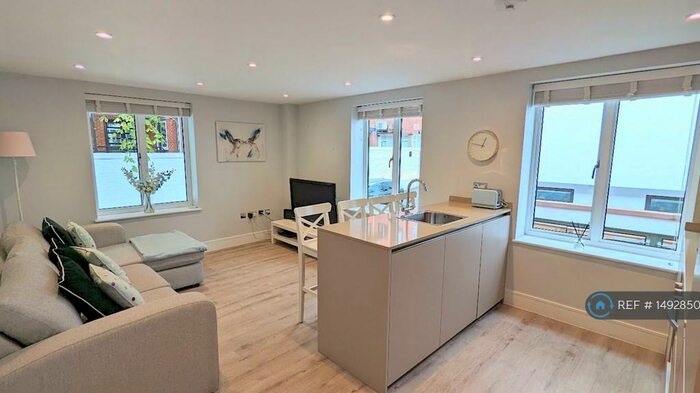 2 Bedroom Flat To Rent In Scholars Court, Guildford, GU1