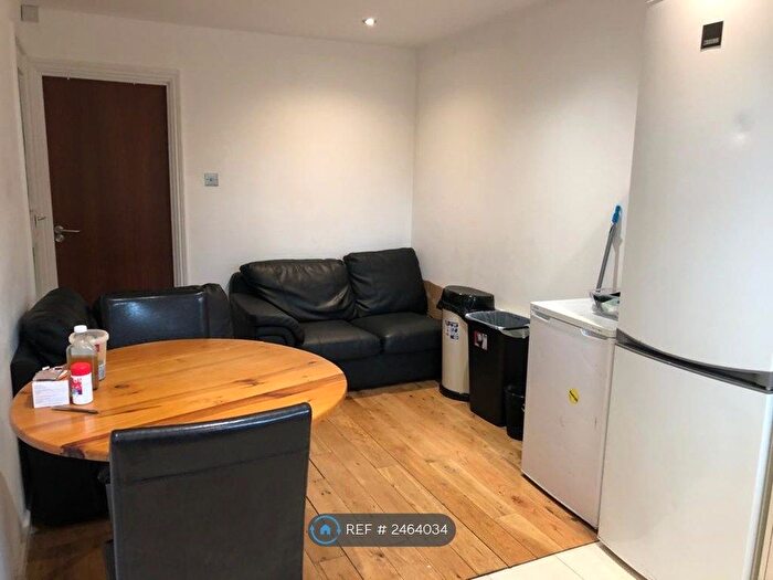 3 Bedroom Terraced House To Rent In Housey, London, SE5