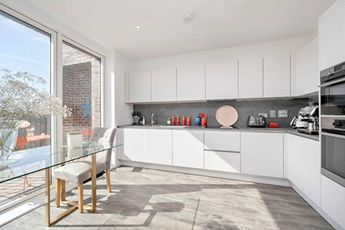 2 Bedroom Flat For Sale In Clapton Common, Clapton, E5