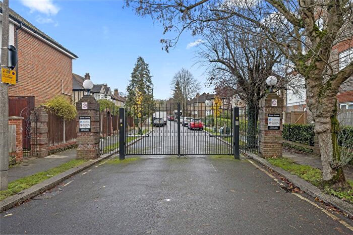 3 Bedroom Flat For Sale In Grove Avenue, Sutton, SM1