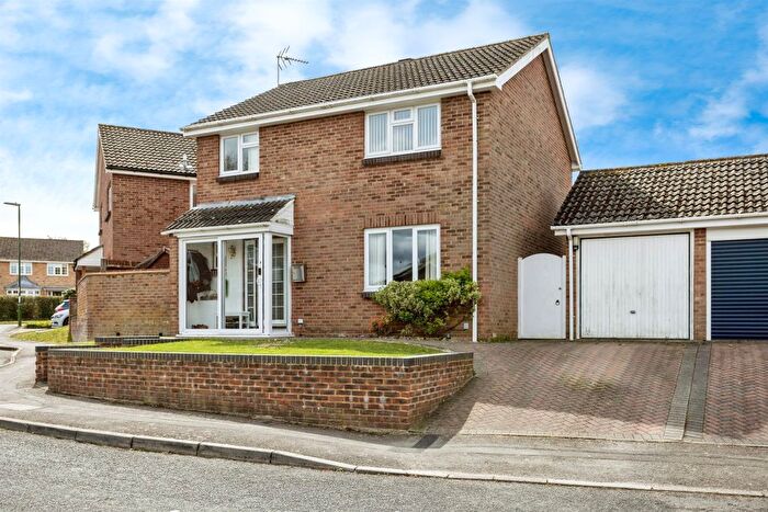 4 Bedroom Detached House For Sale In Beaver Close, Horsham, RH12