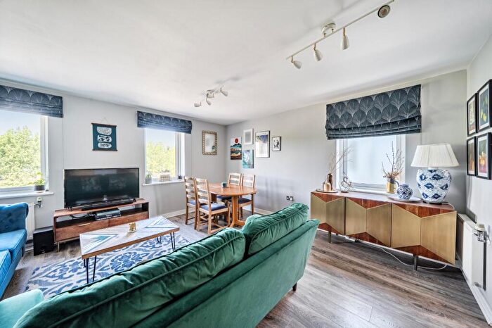 2 Bedroom Flat For Sale In Seven Sisters Road, Hackney, London, N4