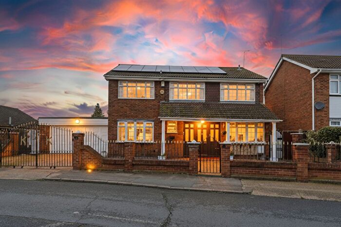 5 Bedroom Detached House For Sale In Dunstable Road, Stanford-Le-Hope, SS17