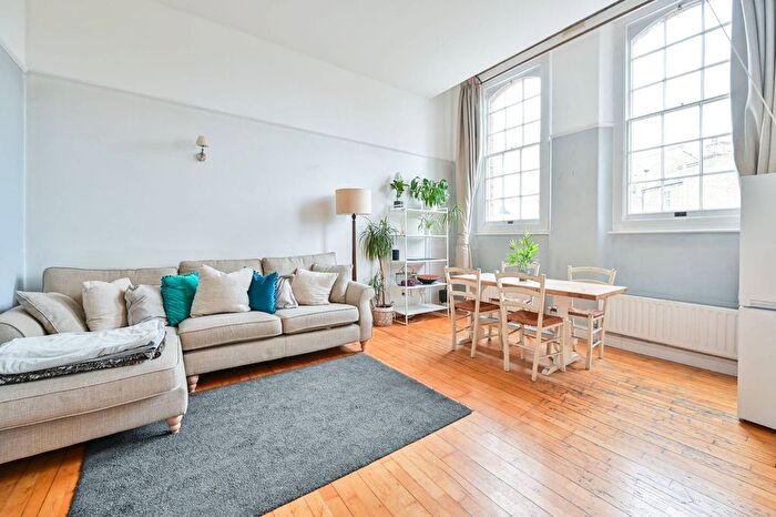 3 Bedroom Flat To Rent In College Green Court, Brixton, London, SW9