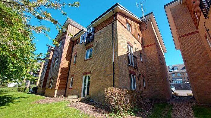 2 Bedroom Flat To Rent In Lockview Court, Hemel Hempstead, HP3