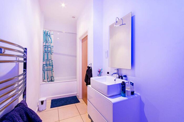 2 Bedroom Flat To Rent In Alfriston Road, Between The Commons, London, SW11