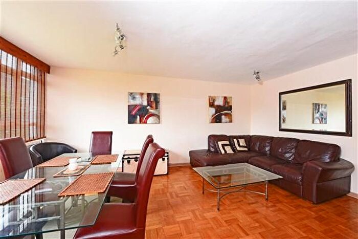 3 Bedroom Maisonette To Rent In Garden Royal, Putney, SW15