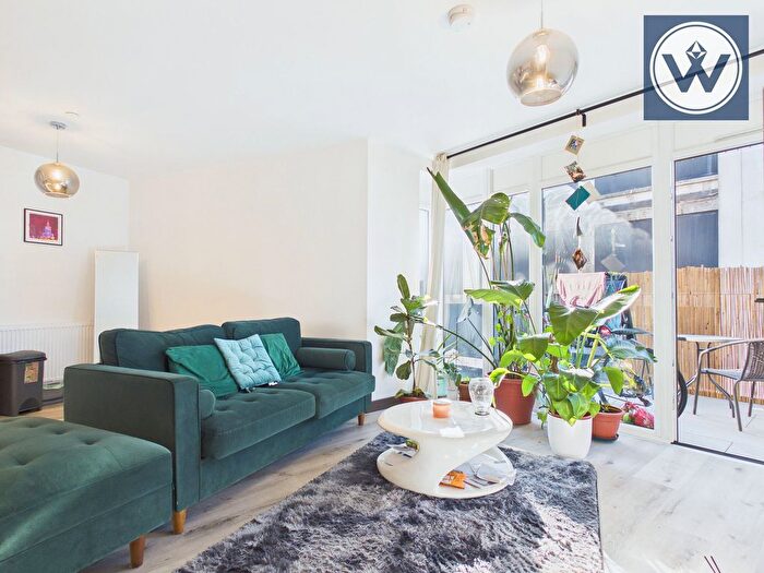 1 Bedroom Flat For Sale In Gramophone Lane, Hayes, UB3