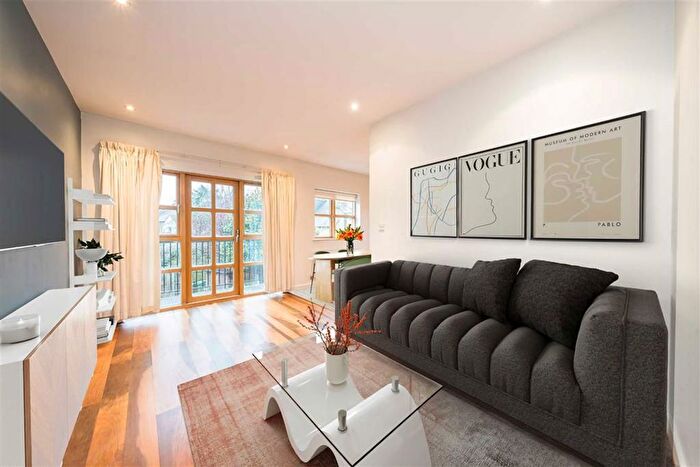 2 Bedroom Flat For Sale In Clarence Road, Teddington, TW11