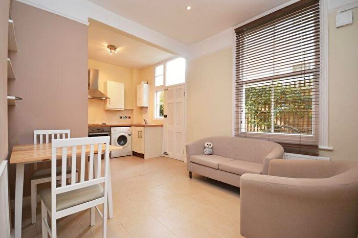 2 Bedroom Flat To Rent In Hazelbourne Road, London, SW12