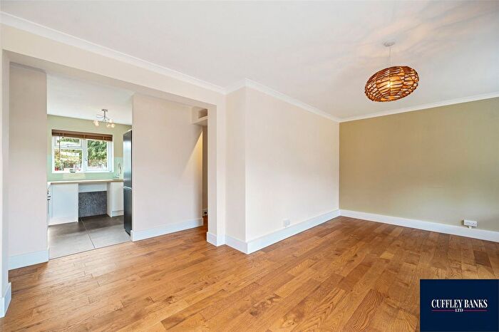 2 Bedroom Flat For Sale In Elm Tree Close, Northolt, Middlesex, UB5
