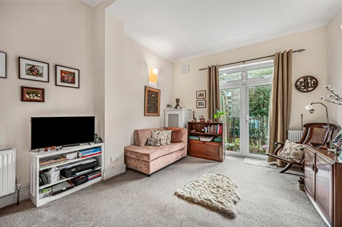 2 Bedroom Flat For Sale In Oakley Road, Islington, N1