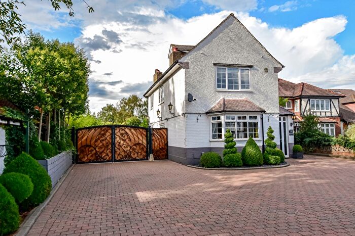 3 Bedroom Detached House For Sale In Bucknalls Lane, Garston, Watford, WD25