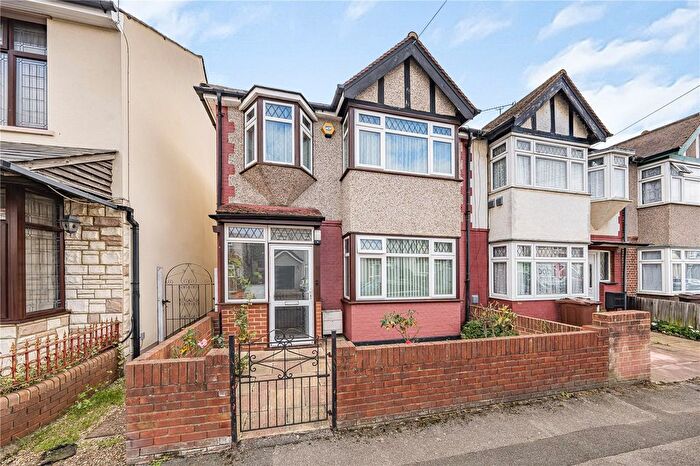 3 Bedroom End Terrace House For Sale In Victoria Avenue, Hounslow, TW3