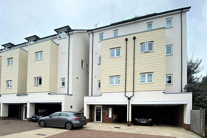 2 Bedroom Flat To Rent In Addlestone, Surrey, KT15