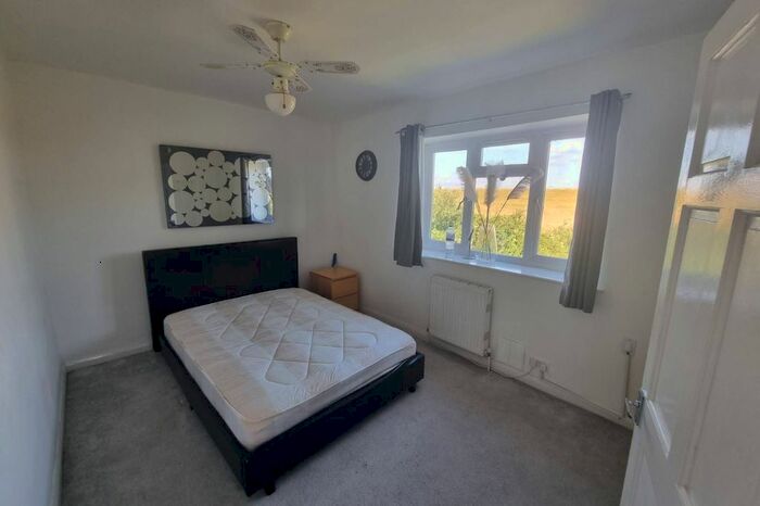 3 Bedroom Semi-Detached House To Rent In Waltham Way, London, E4