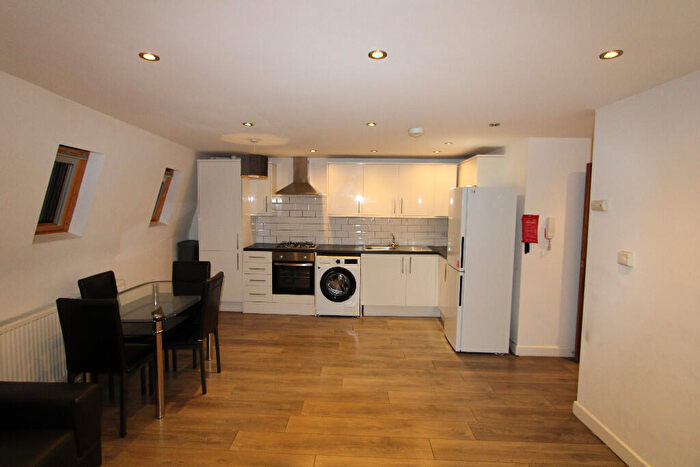 3 Bedroom Flat To Rent In Walworth Road, London, SE17