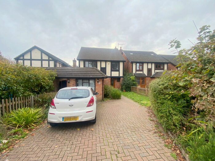 4 Bedroom House To Rent In Knoll Rise, Orpington, BR6