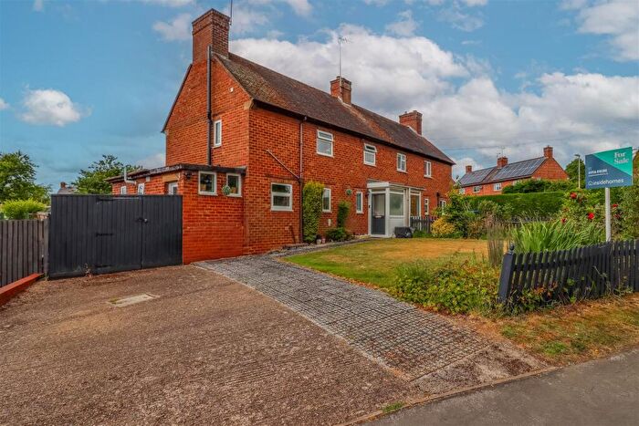 3 Bedroom Semi-Detached House For Sale In St. James Road, Southam, CV47