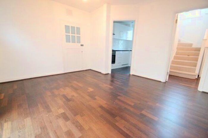 3 Bedroom Cottage To Rent In Creswick Walk, London, NW11