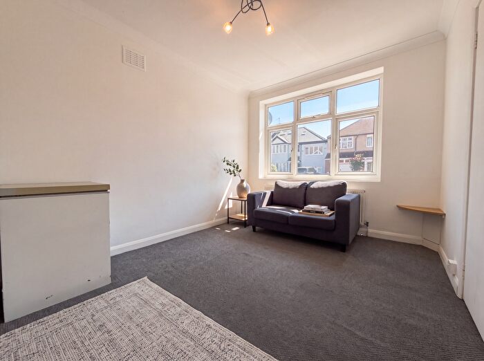 1 Bedroom Flat To Rent In Mandeville Road, Isleworth, TW7
